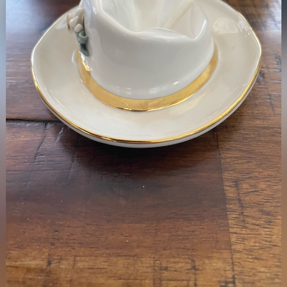 Vintage Dresden white hat with gold figurine - Picture 2 of 7